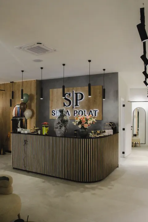 Winkelopening Sema Polat: interieur met receptie en logo