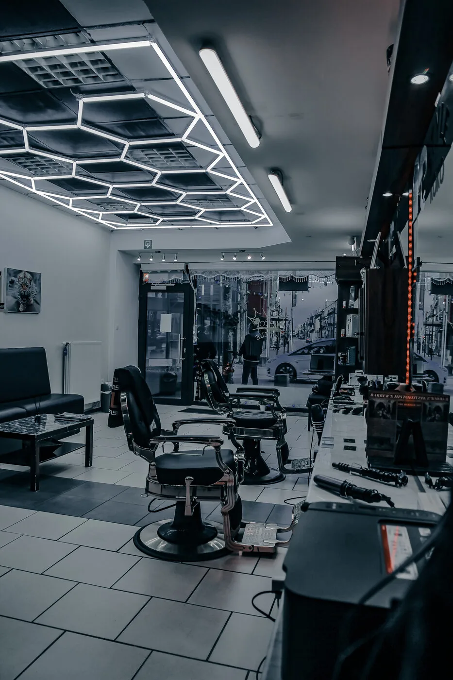 Interieur van een moderne barbershop met hexagonverlichting