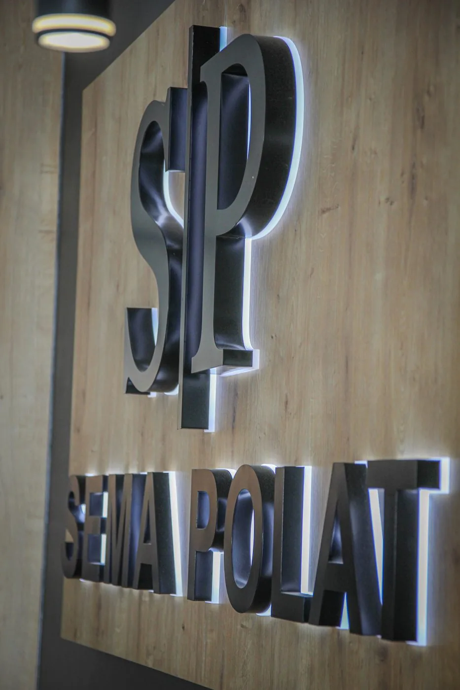 Verlicht 3D-logo van Sema Polat aan de wand