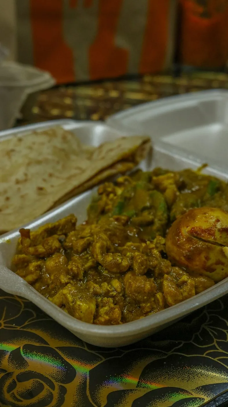 Roti en curry van Surifood, klaar om af te halen