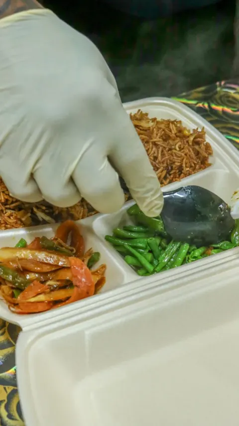 Surifood-maaltijd wordt met zorg opgemaakt