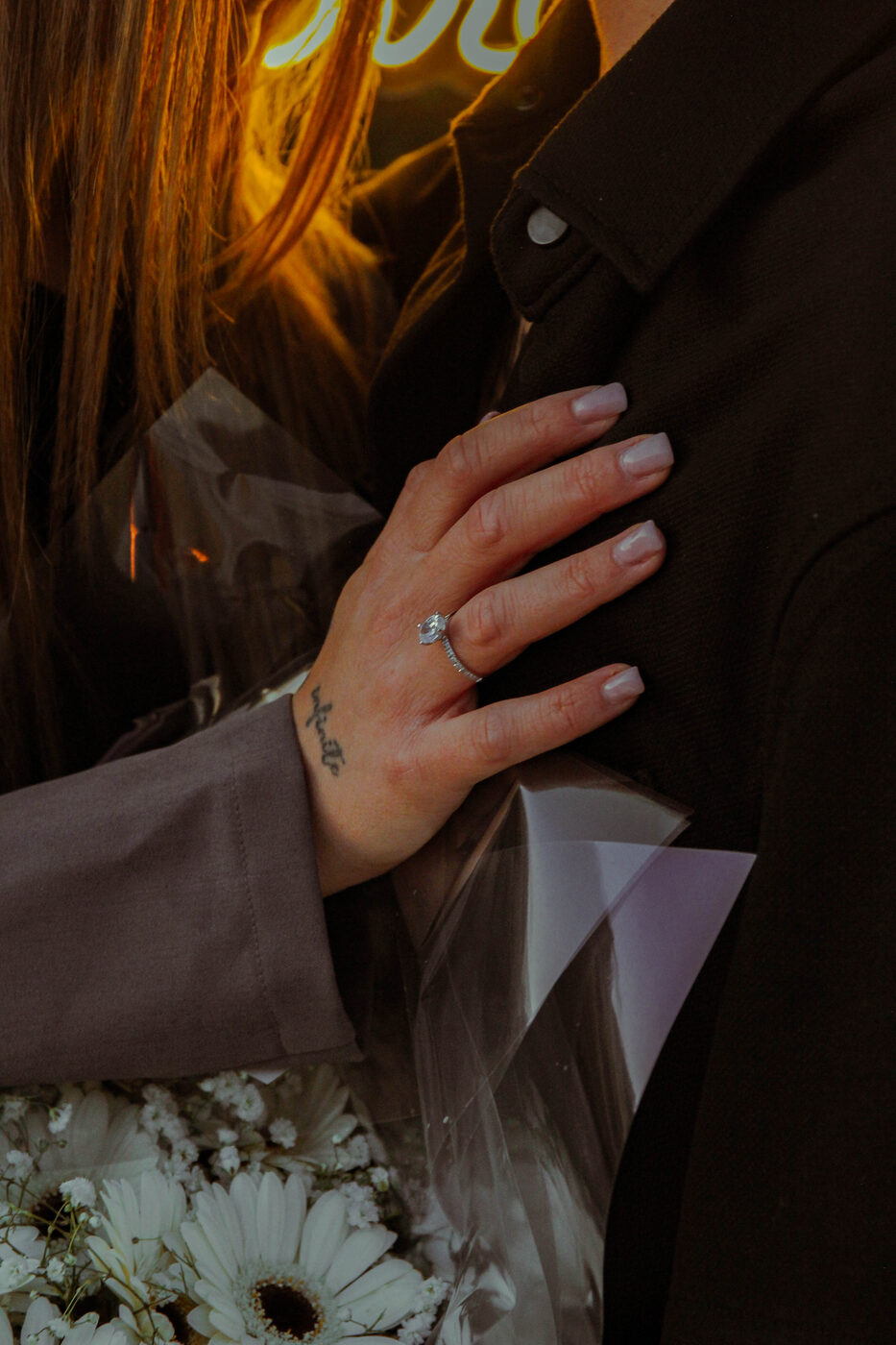 Ring detail neon