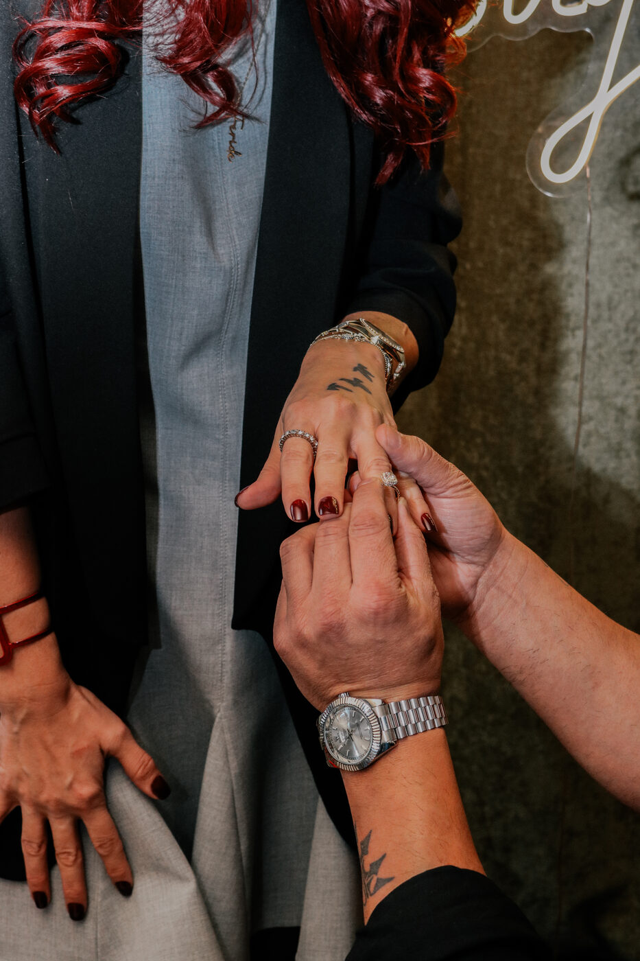 Ring getatoeëerde vinger